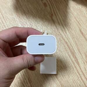 美品 アップル 純正 Apple USB-C 電源アダプタ A2305 20W PD ACアダプタ 充電器 iPhone の画像4