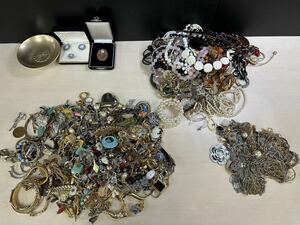 イミテーション ネックレス アクセサリー ブローチ イヤリング 指輪 金杯 メダル 等 パール 含む 総重量約6.3kg まとめ セット