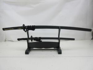 A905-N35-1773 模造刀 日本刀 拵 黒鞘 大 小 2振り 2点 台座付き 現状品1