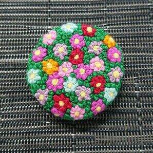 ハンドメイド刺繍ブローチ