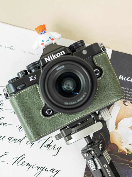 Nikon ZF 革 カメラケース カメラケース電池交換でき三脚設置でき (グリーン)