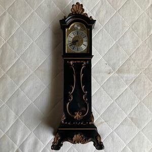 アンティーク .1900年代.古い外国製の振り子時計.置時計.手巻き.機械式.当時物.8D ay.稼働品.完品.重さ.約700g.高さ.約33.2 cmです.