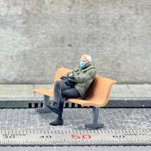 【KS-882】1/64 スケール ベンチに座るマスクを着けた男性老人 セット フィギュア ミニチュア ジオラマ ミニカー トミカ_画像3