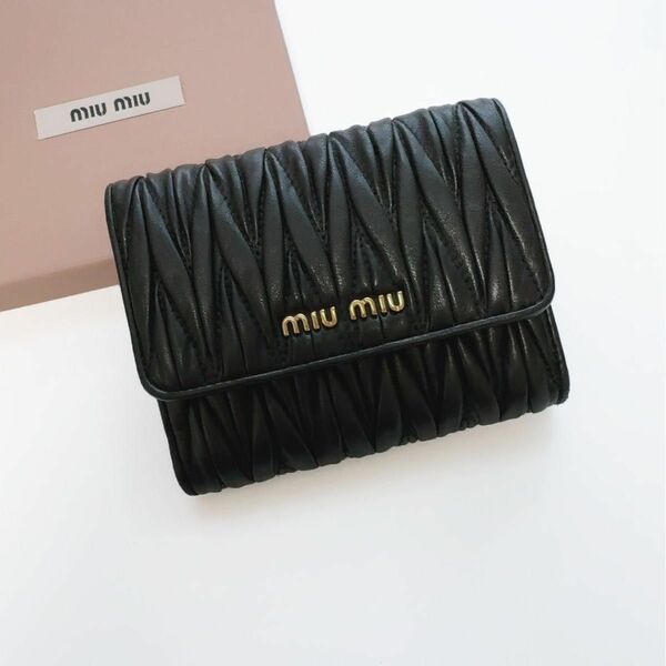 《人気》ミュウミュウ マトラッセ マテラッセ miumiu 折り財布