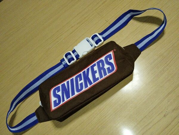 本日限定値下げ　早い物勝ち　SNICKERS スニッカーズ　非売品　茶色　ショルダー ボディバッグ　青　ベルト　月曜に価格戻します