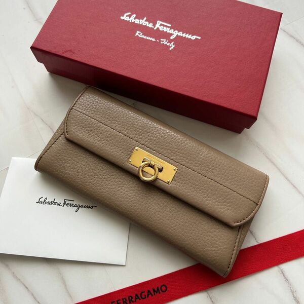 401 美品 Ferragamo サルヴァトーレフェラガモ 2つ折り 長財布