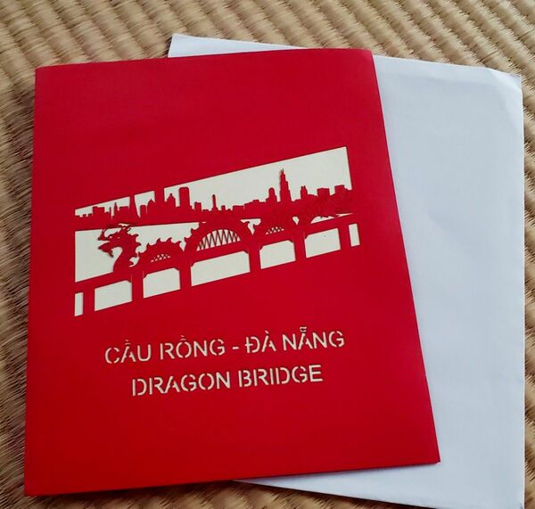 グリーティングカード ベトナム 雑貨 立体 切り絵 ダナン ドラゴン橋 18センチ×18センチ
