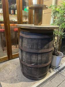 ウイスキー樽のテーブル