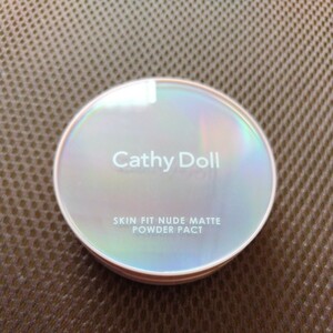 【日本正規輸入商品】 【日本語成分ラベル】 Cathy Doll キャシードール スキンフィットヌードマットパウダーパクト (01アイボリー （パウダー）)