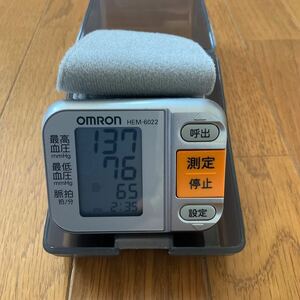 オムロン デジタル自動血圧計 HEM-6022 手首式 電子血圧計 大型液晶表示