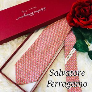 Salvatore Ferragamo サルヴァトーレフェラガモ メンズ 男性 紳士 ネクタイ ブランドネクタイ 総柄 鳥 薄ピンク 新品未使用 剣先 9.5cmの画像1