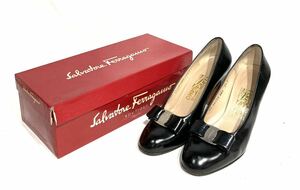 bk-843 Salvatore Ferragamo フェラガモ リボン VARA パンプス レザー ブラック×シルバー金具 レディース 7 1/2 D 約25cm 箱付き(O176-5)