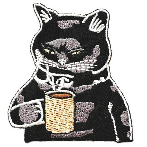 w8450 コーヒーを飲む黒猫 ワッペン 刺繍アップリケ 1枚【リメイク 入園入学 手芸材料ハンドメイド用アクセサリーパーツ素材】蒸気猫パーツ