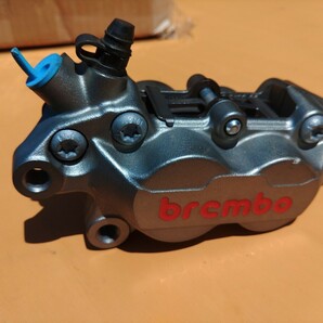 ブレンボ ブレーキキャリパー 40mm 左側用 BREMBO 4ピストン ブレーキパッド付の画像1