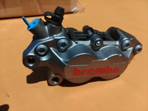 ブレンボ ブレーキキャリパー 40mm 左側用 BREMBO 4ピストン ブレーキパッド付