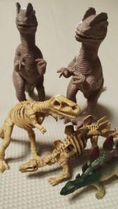 恐竜フィギア　骨格２体・ペイント用素体？２体　ステゴサウルス１体/計５体