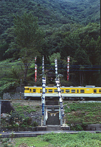 キハ40 旧可部線 田之尻の神社