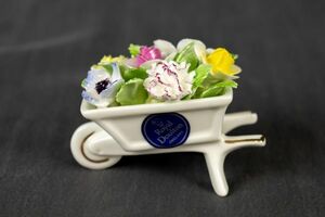 T01-1969 陶磁器 Royal Doulton ロイヤルドルトン 手押し車 磁器の花 置物 ジョン・ドルトン イギリスの陶磁器メーカー スタイリッシュ