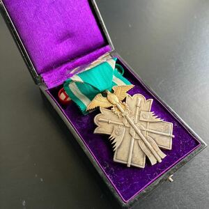  орден седьмого класса заслуг Орден Золотого коршуна вместе с ящиком знак отличия значок старый Япония армия *20