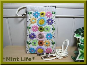 *Mint Life* ハンドメイド「リネン＆コットン混　スマホポーチ」手刺しゅう＆モチーフ