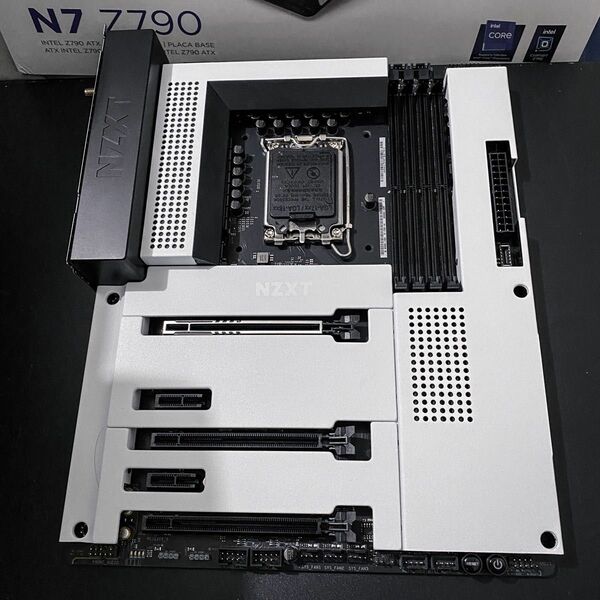 NZXT N7 Z790 WHITE マザーボード　白 ATX LGA1700