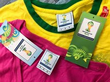 訳あり新品タグ付き！2014 FIFA ワールドカップ ブラジル レディース プリント 半袖Tシャツ 2点セット まとめ売り L・M ピンク・黄色_画像2