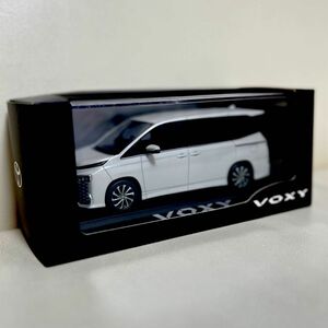 【新品・未開封】ヴォクシー ホワイト ミニカー カラーサンプル 1/30 ダイキャスト製 TOYOTA VOXY