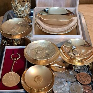 5月21日おかたずけ金杯24KGP　 金メッキ 酒器 置物 ゴールドカラーメダルまとめ　EXPO70 ピンバッチ　キーホルダーなど