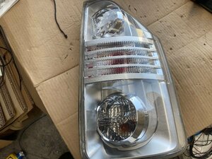 トヨタ ヴォクシー VOXY ZRR70W 純正 LEDテールランプ右のみ 　　7561