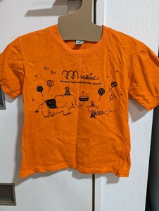 オレンジ色のTシャツ
