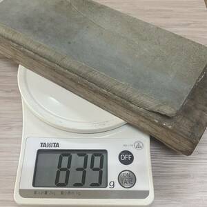 ■天然砥石　大工道具　研ぎ　研磨　台座込み　重量839g 37■