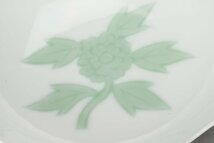 【SAG】人間国宝 井上萬二 白磁緑釉牡丹彫文 菓子鉢 共箱 栞 本物保証_画像2
