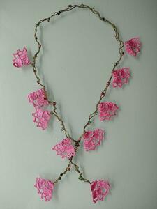 c60　オヤ刺繍　ネックレス　ピンク　ビーズ　フラワー刺繍　ミミオヤ刺繍ネックレス　ミミオヤ刺繍アクセサリー