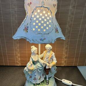 西洋人形 卓上ランプ  貴族  陶器人形 テーブルランプ  電気スタンド  アンティーク  陶器製 A-128の画像1
