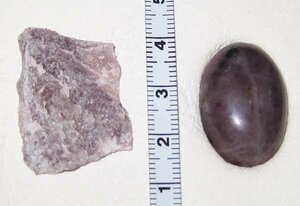 日本の鉱物　岡山県布賀鉱山のスパー石/原石とカボション研磨品の２個セット　濃い紫色/約１９５ｇ