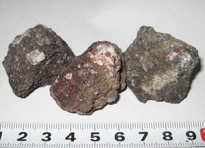 日本の鉱物　東京都八丈島の赤色灰長石、普通輝石/３個セット　約９０ｇ