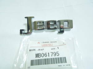 三菱ジープ用Jeepエンブレム（三菱純正新品）MB061795(J24,25,26,27,J36,37,38,J44,46,47,J53,54,55,56,57,58,59)