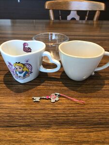 東京ディズニーランド　アリスマグカップ　25周年記念ストラップ　ミッキーマウス　コーヒーカップ　ガラス器(欠けあり) 4点セット