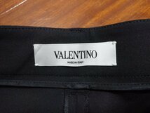 ヴァレンティノ VALENTINO ショートパンツ ボトムス ロゴ レディース 黒 40 P59100290-0001 ZAOAOZLL_画像6