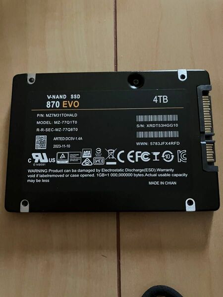 ほぼ未使用2.5インチSSD 4TB SATA接続 動作確認済み