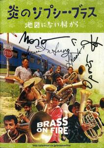 J00012600/▲▲映画パンフ/ファンファーレ・チォカリーア「炎のジプシー・ブラス 地図にない村から Brass on Fire 2002 (2004年)」