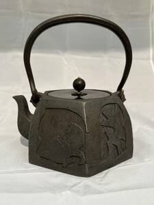 日本亀文在銘鉄瓶　亀文堂造　福禄寿喜銅提銅蓋鉄壺