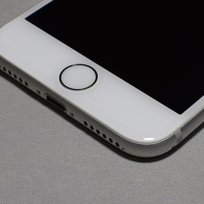 SIMフリー iPhone7 32GBシルバー（SIMロック解除au版、MNCF2J/A）本体の画像4