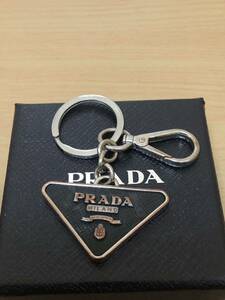 定価5万程 PRADA プラダ キーリング 三角ロゴ メタル キーホルダー 2PP080 ブラック シルバー　FK