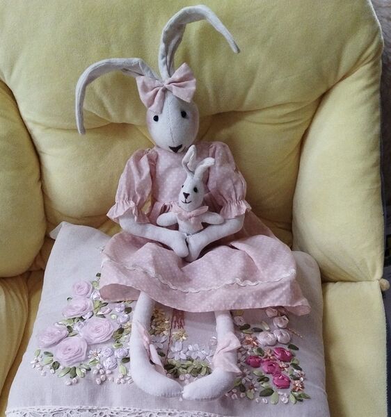♪赤ちゃんうさぎを抱っこしたお母さんうさぎの手作り風ぬいぐるみ