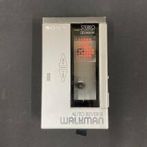 R1285【 SONY ウォークマン WM-7 】ソニー WALKMAN カセットプレーヤー オーディオ機器 ジャンク扱い レトロ 現状品_画像1