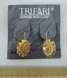 ☆05G■TRIFARI　トリファリ　ゴールドカラー/ピンク　イヤリング■EARWIRE　WITH　CLASP