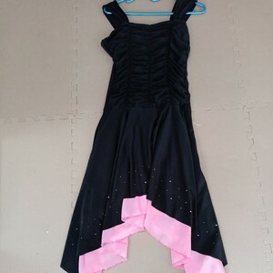 黒地に裾ピンクとスパンコールで飾るステキなダンススカート