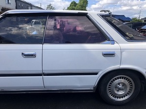 S60年 Y30 セドリック 4ドア HT 左リアドア モール ガラス付 カラー 326 中古品 即決 219863 240520