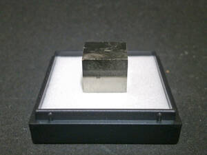 天然鉱物標本 パイライト(黄鉄鉱) 立方体結晶 プラケース入(1)